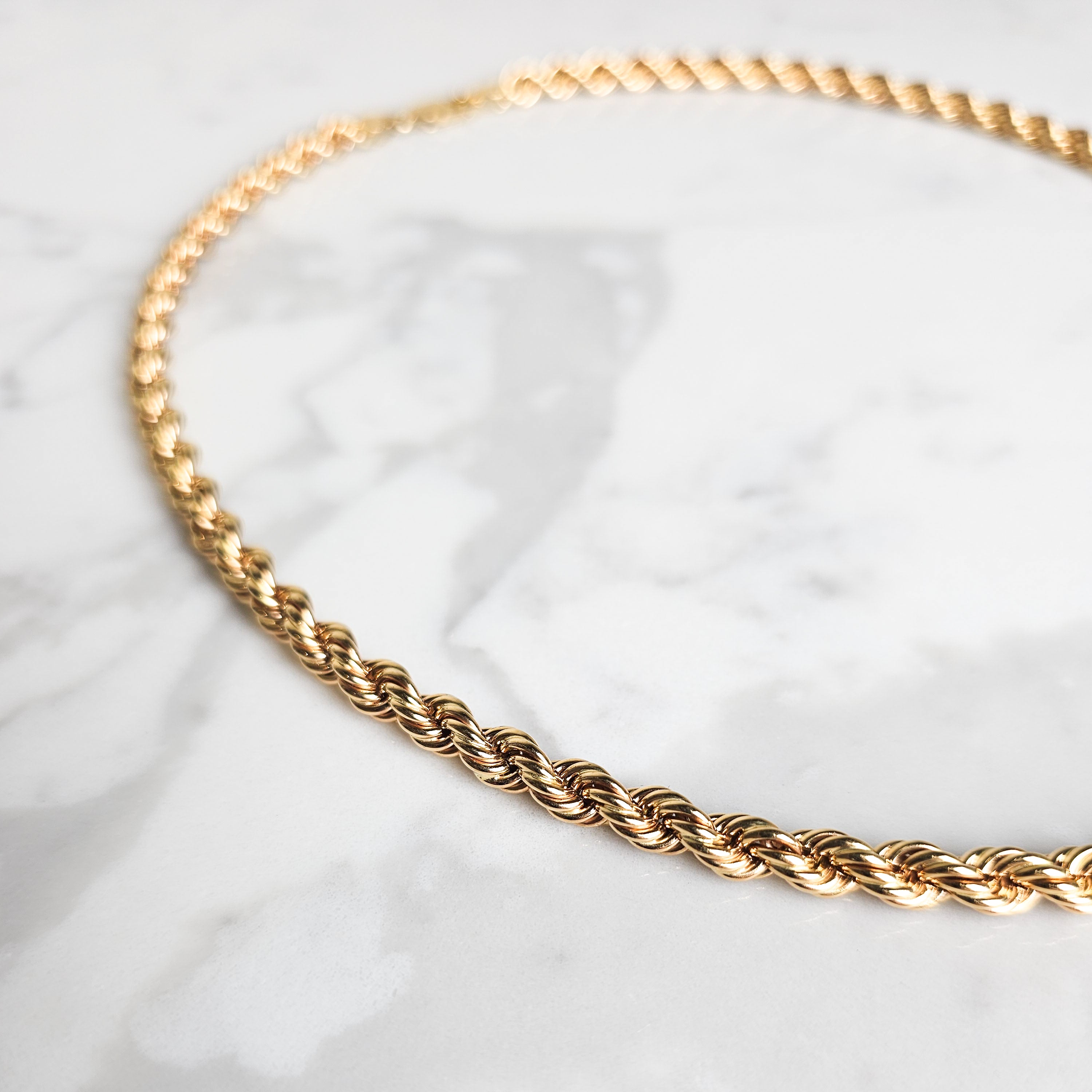 Mens yellow gold rope chai close up link 