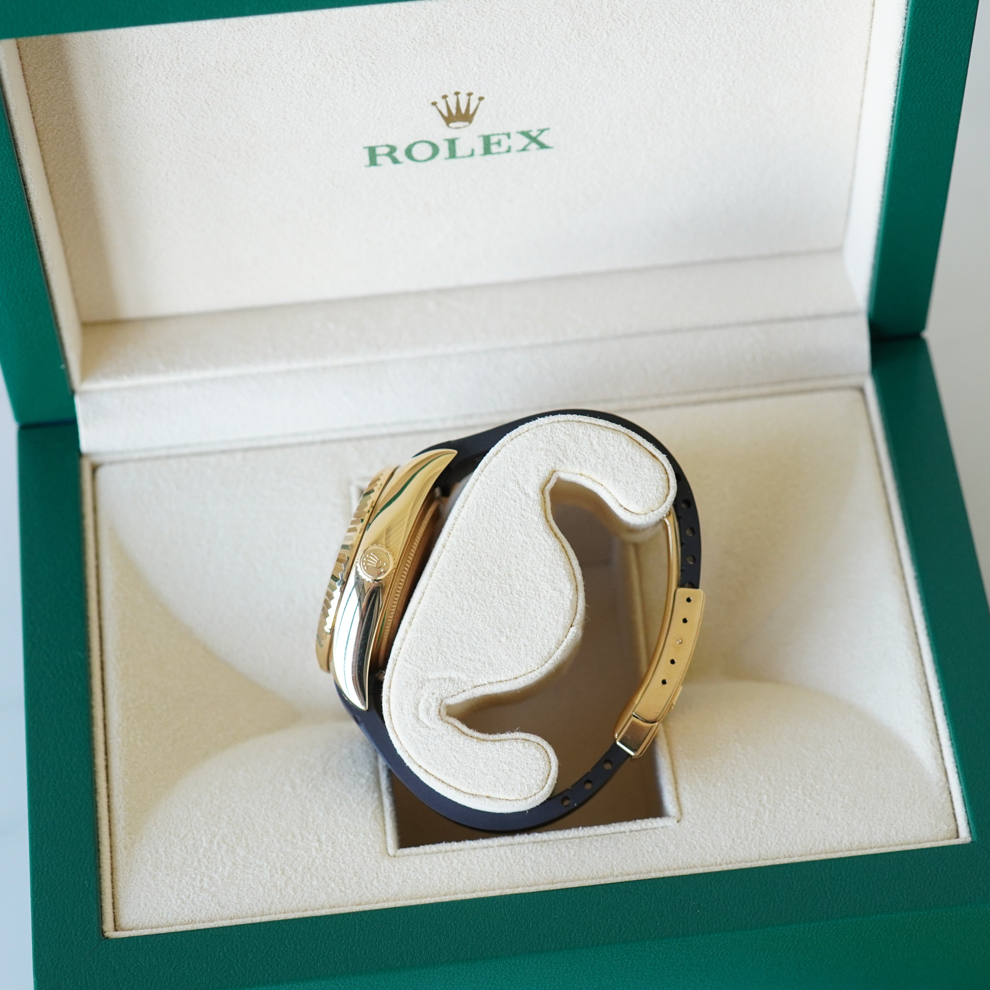 Rolex sky dweller yellow gold oyster flex band